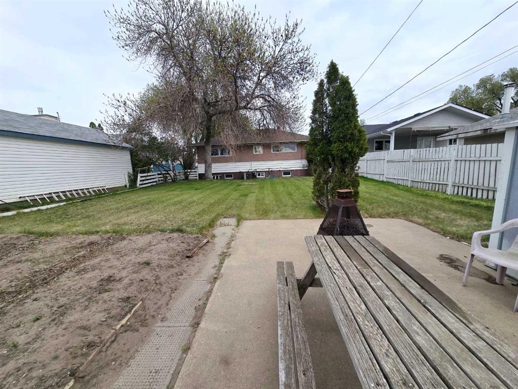 1359 Mckenzie Crescent NW