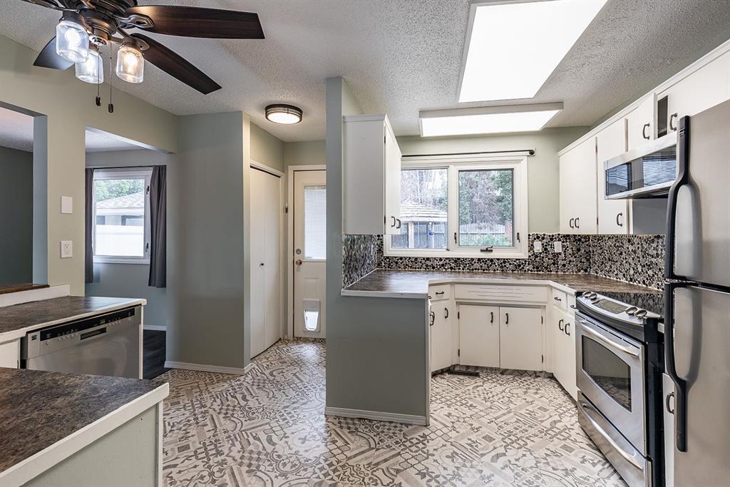 16 Red Deer Drive SW