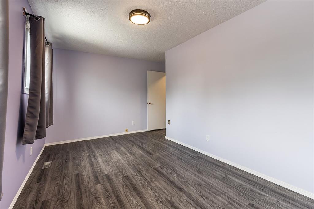 16 Red Deer Drive SW
