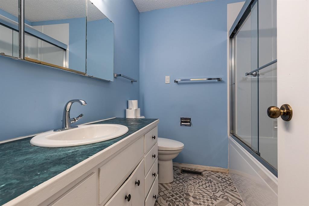 16 Red Deer Drive SW