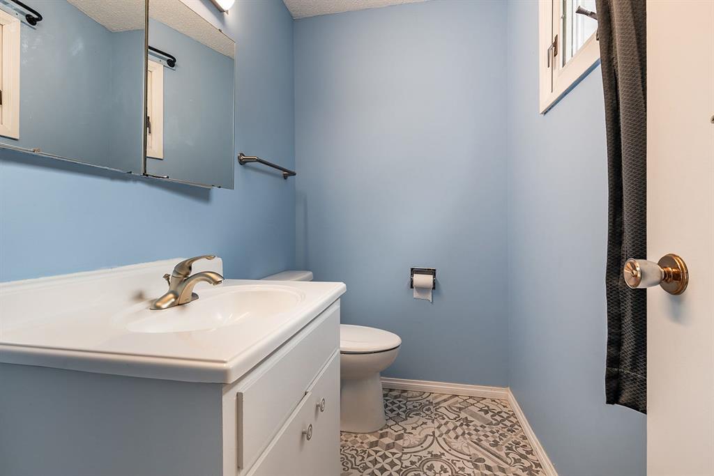 16 Red Deer Drive SW
