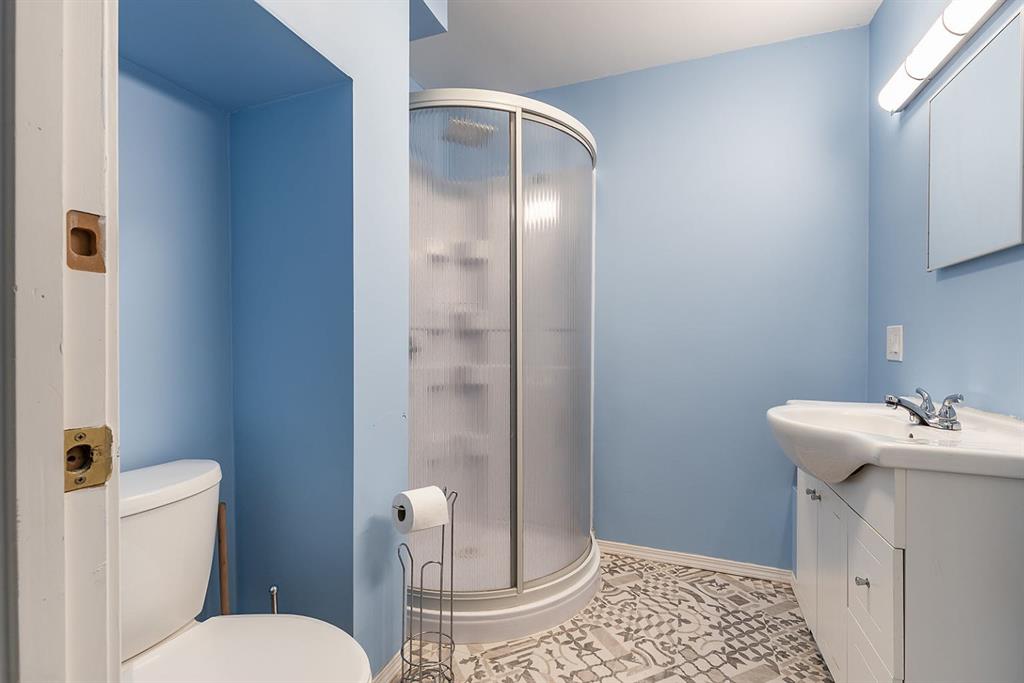 16 Red Deer Drive SW