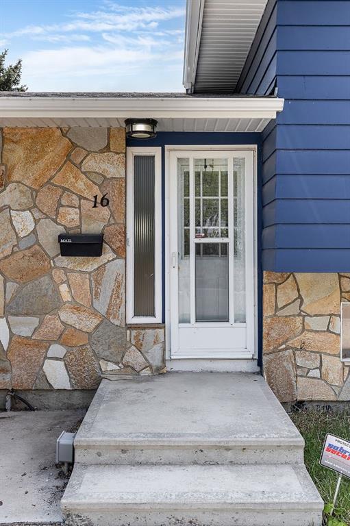 16 Red Deer Drive SW