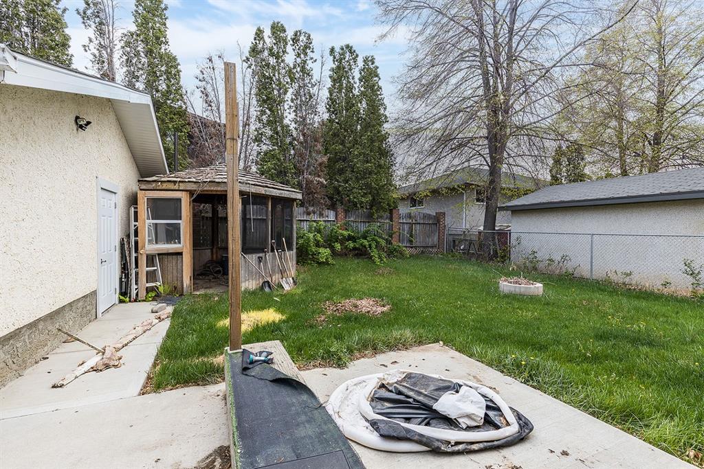 16 Red Deer Drive SW