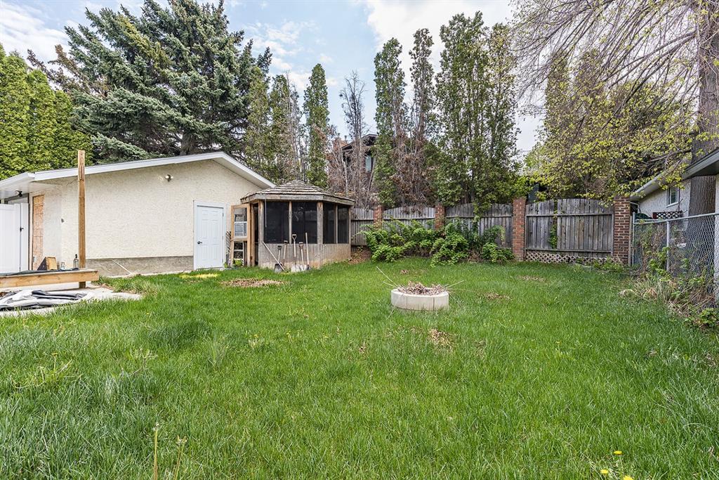 16 Red Deer Drive SW