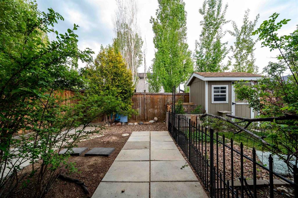 19 Vista Close SE