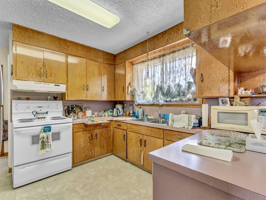 276 Connaught Drive SW