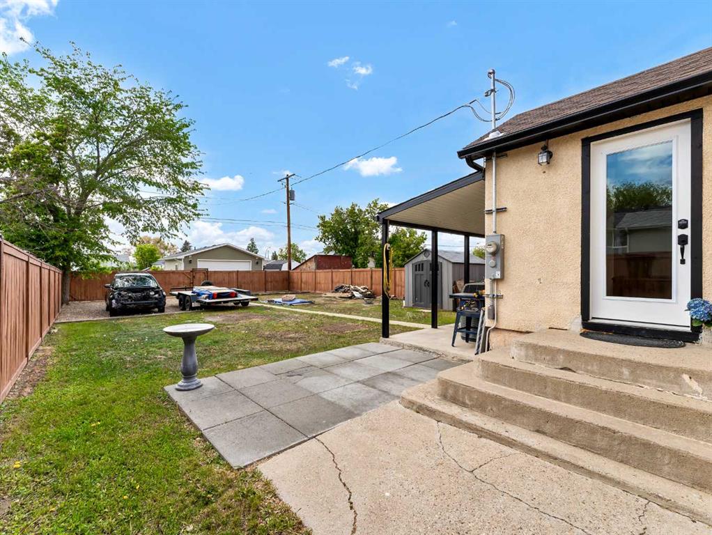 214 2 Street SE