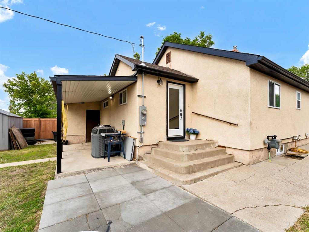 214 2 Street SE