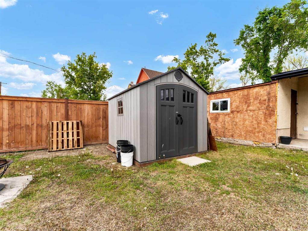 214 2 Street SE