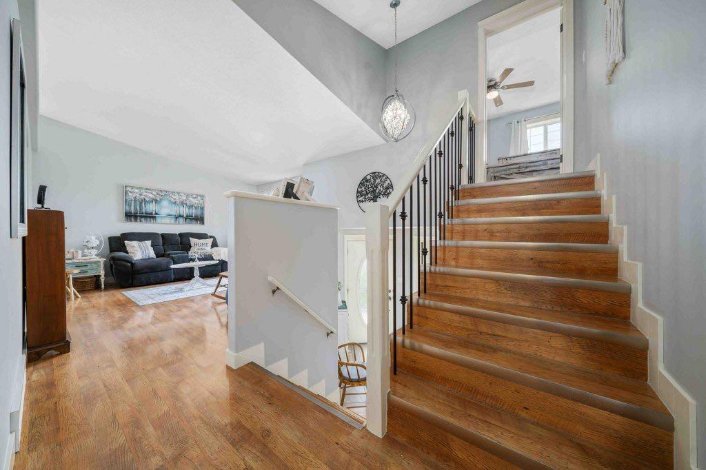 60 Terrace Close NE