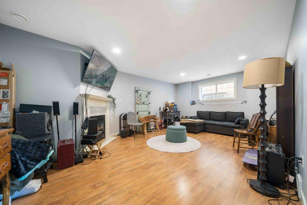 60 Terrace Close NE
