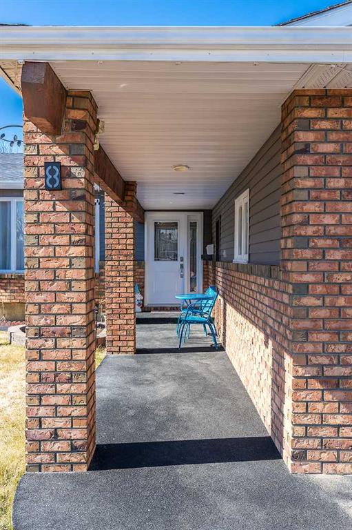 8 Calder Bay SE