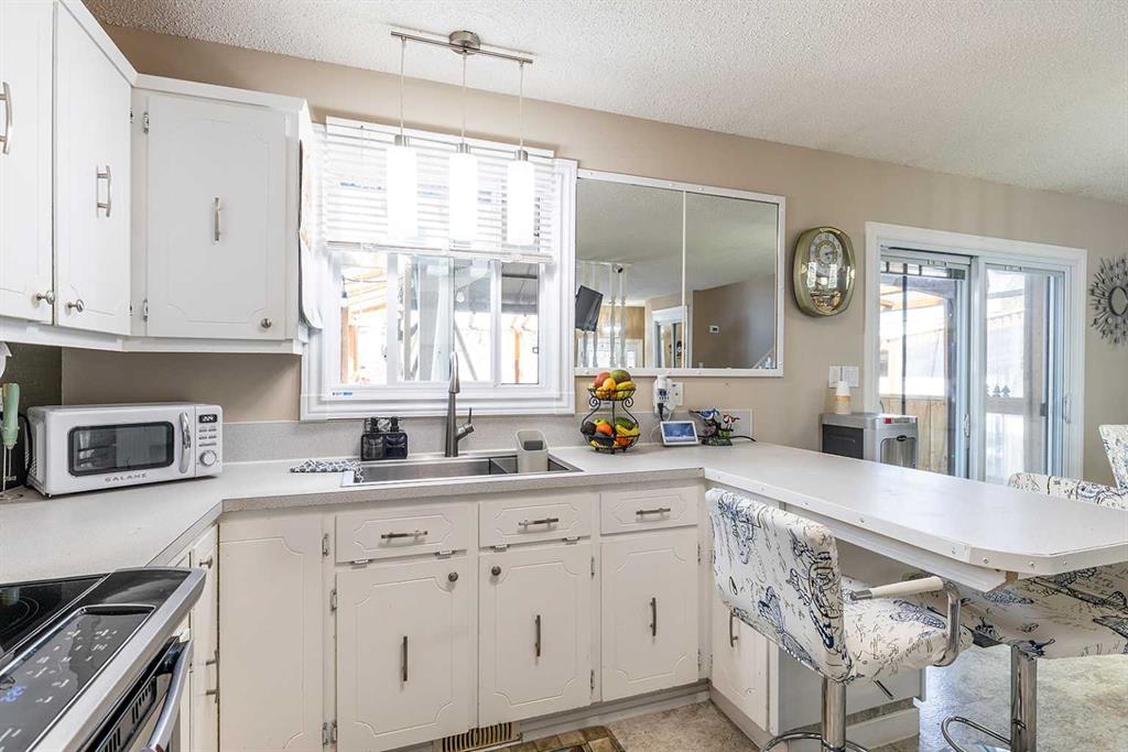 8 Calder Bay SE