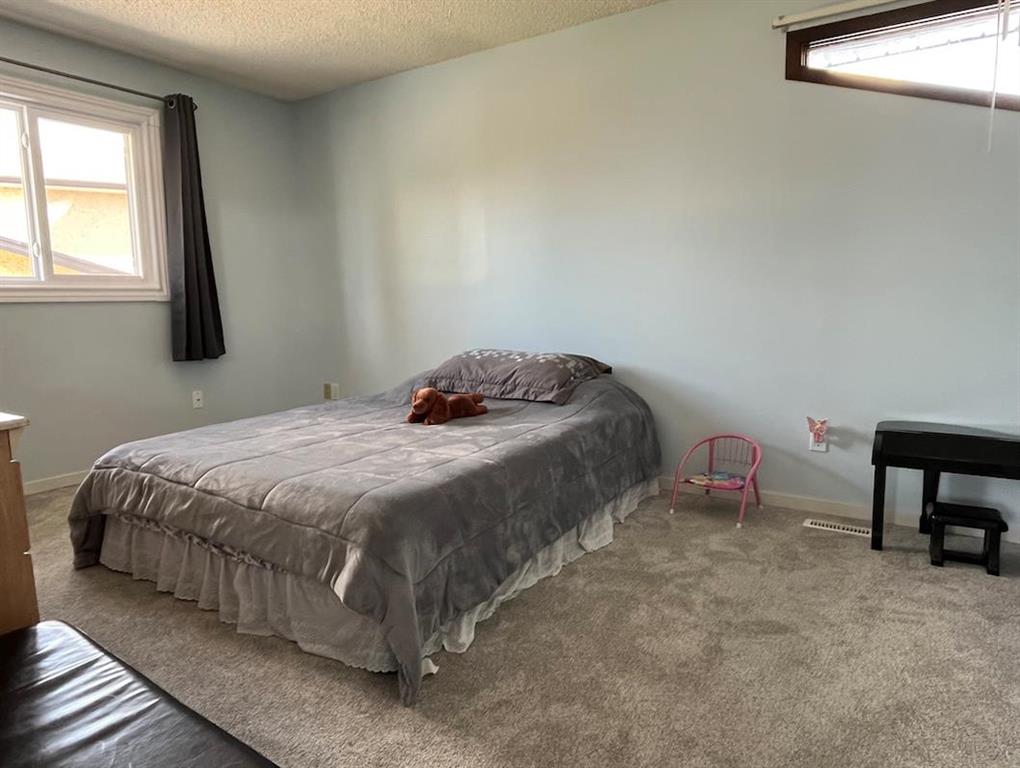 8 Calder Bay SE