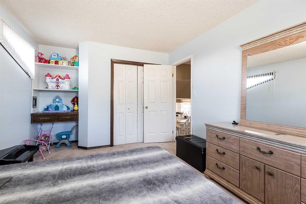 8 Calder Bay SE