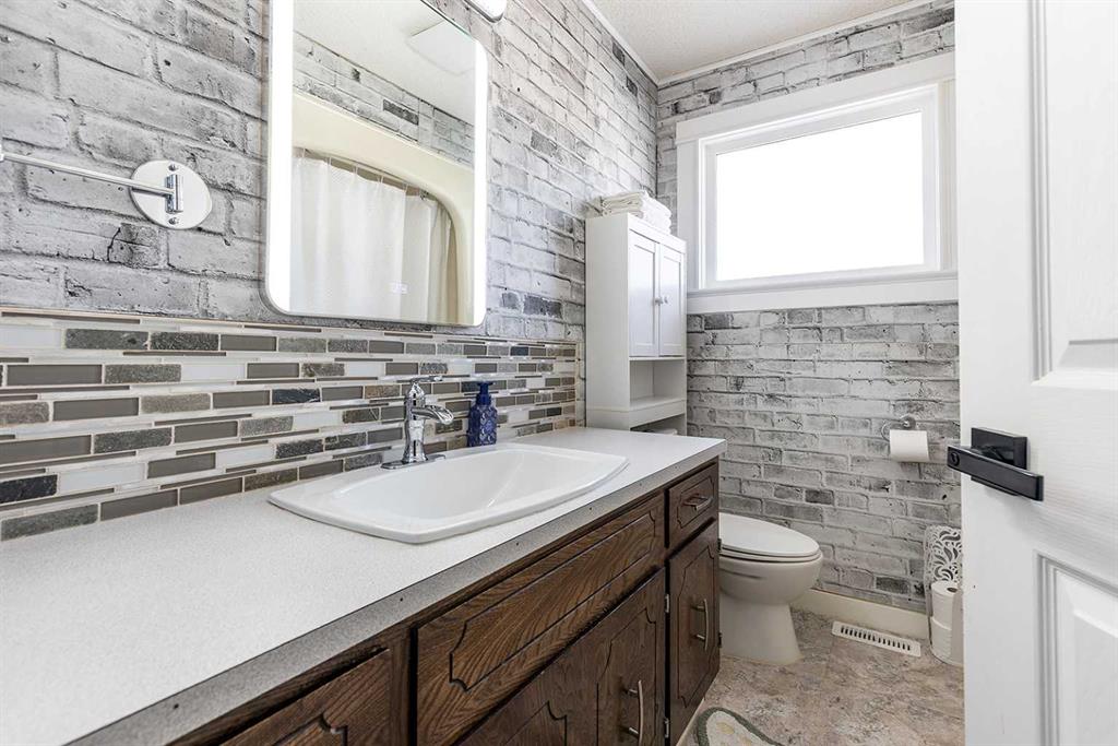 8 Calder Bay SE