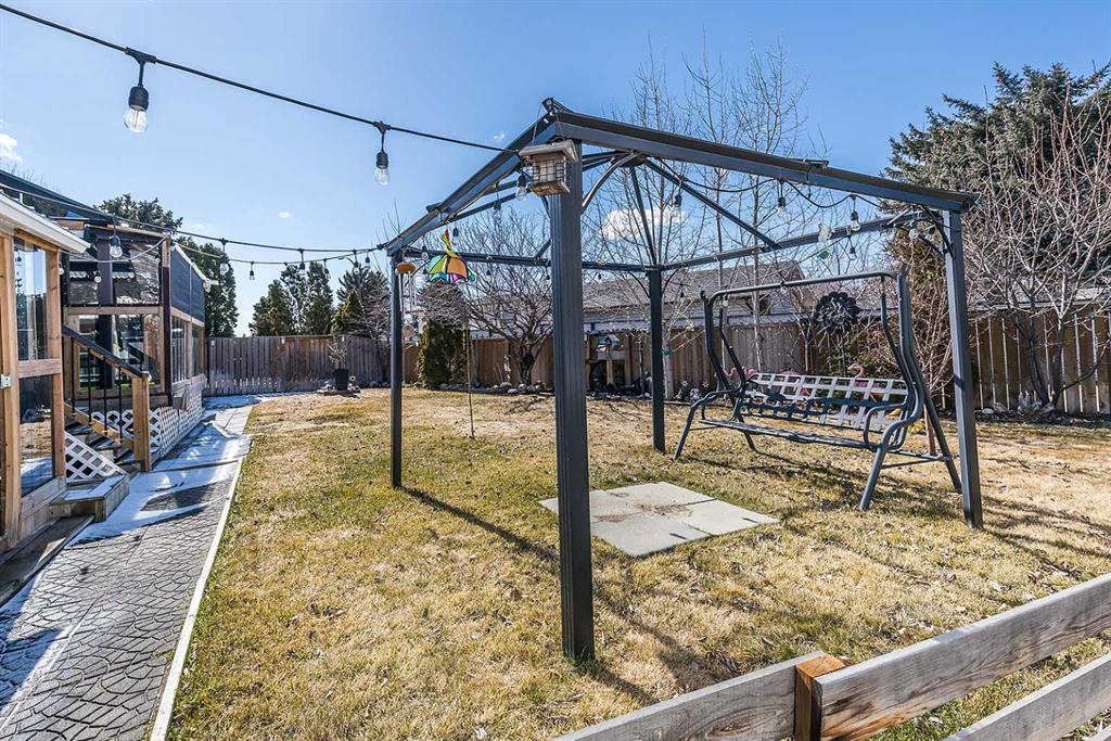 8 Calder Bay SE