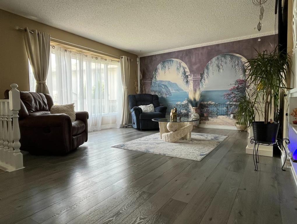 8 Calder Bay SE