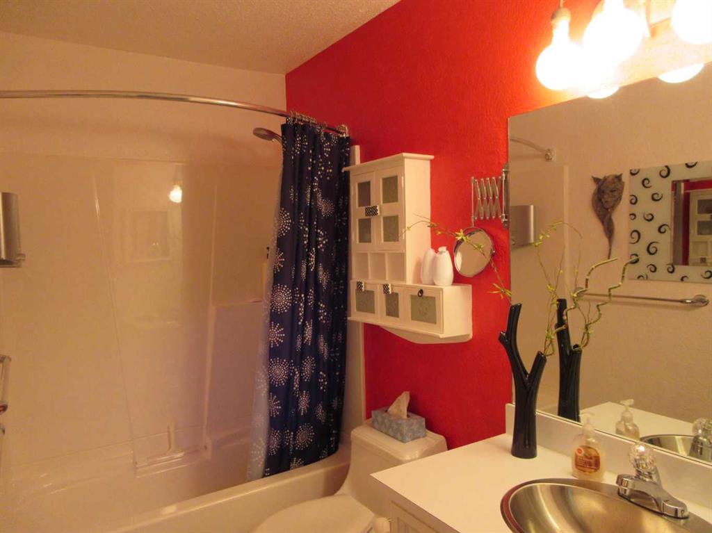 22 Iris Court SE