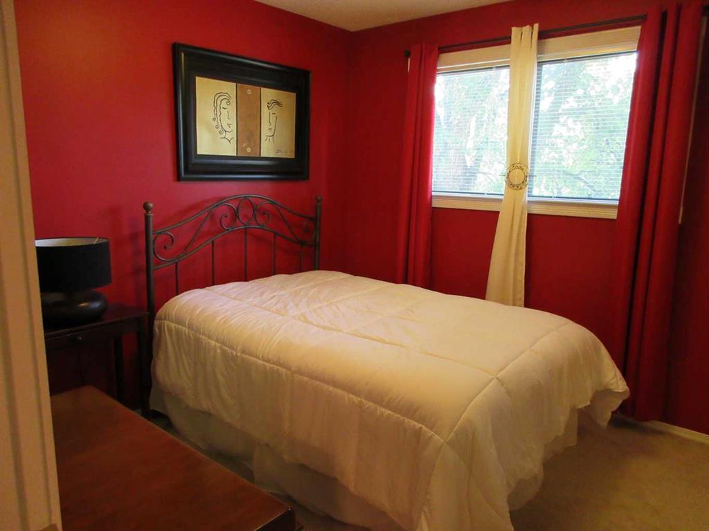 22 Iris Court SE