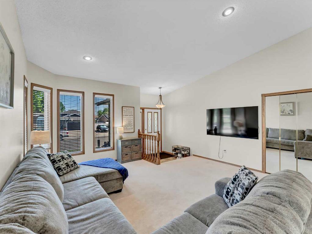 87 Shaw Crescent SE