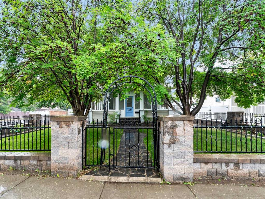 169 5 Street SE