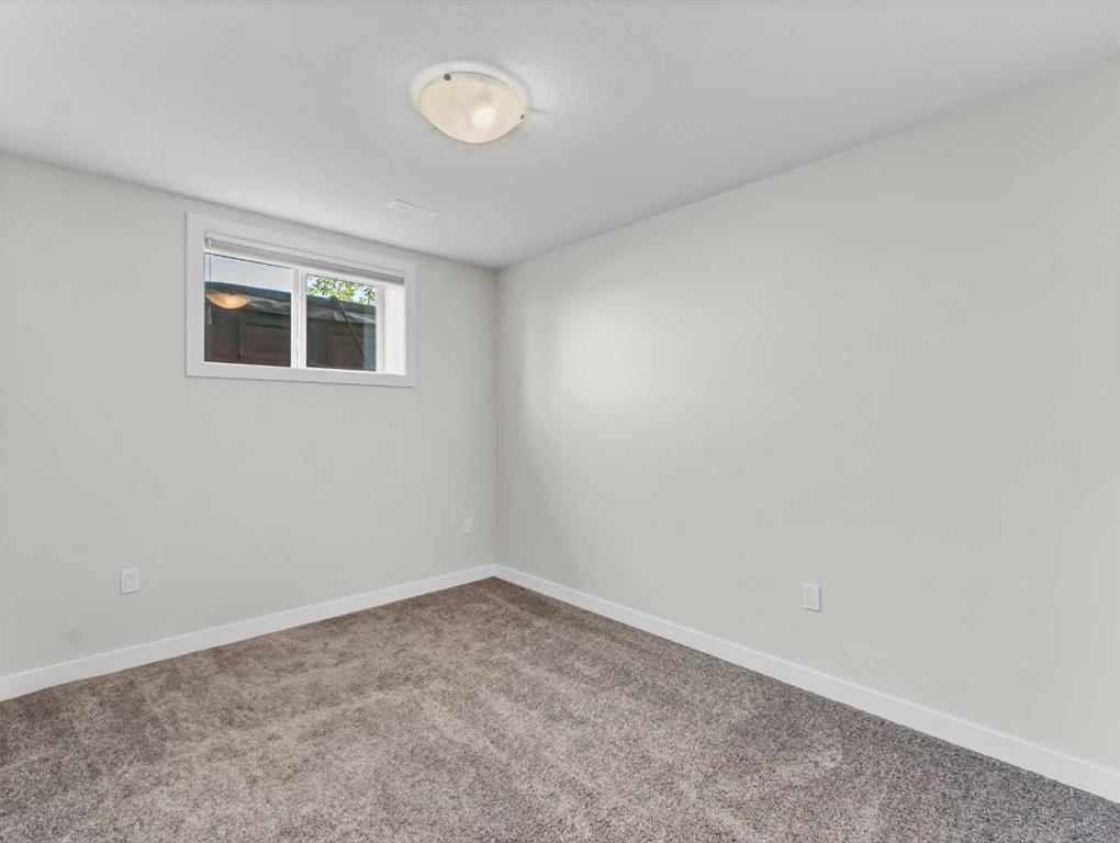 213 Westview Crescent W