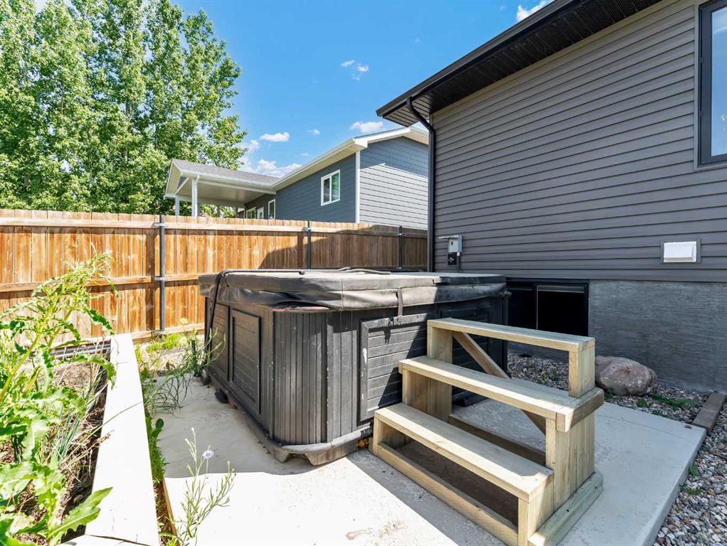 213 Westview Crescent W