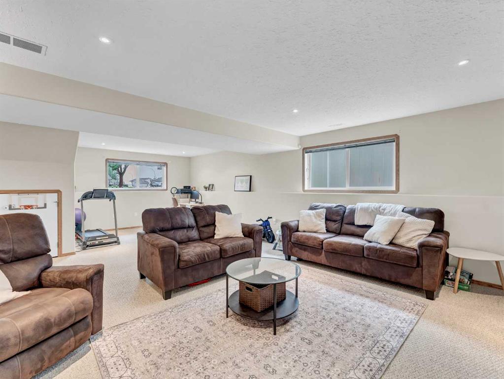 168 Hunt Crescent NE