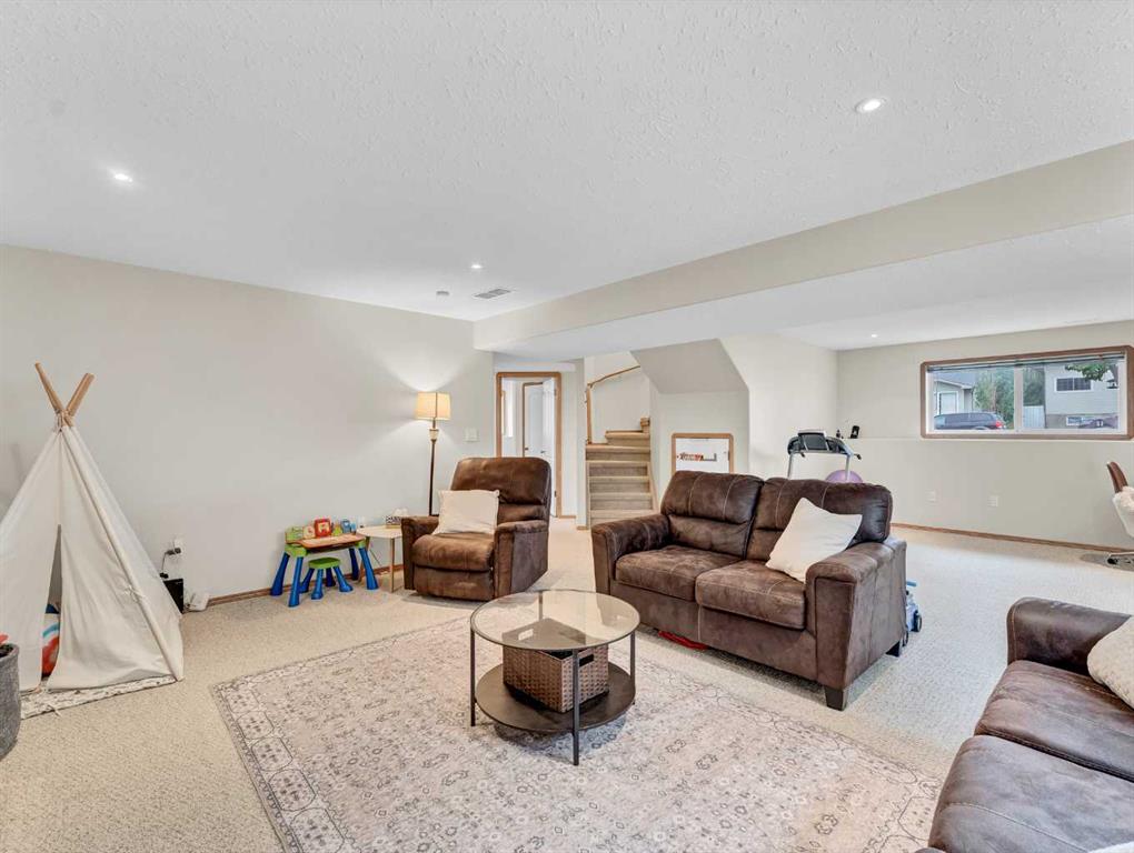 168 Hunt Crescent NE