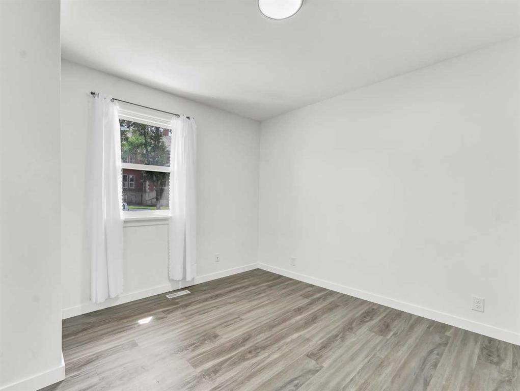 112 8 Street SW