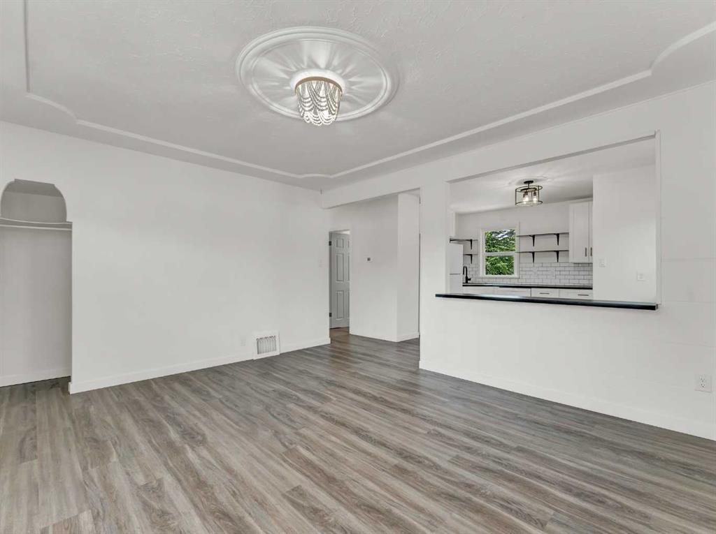 112 8 Street SW
