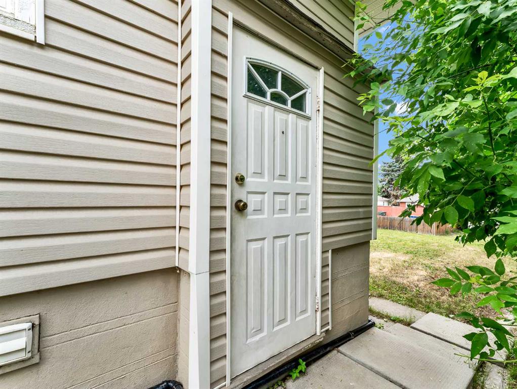 112 8 Street SW