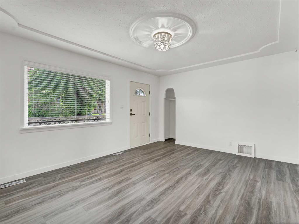 112 8 Street SW