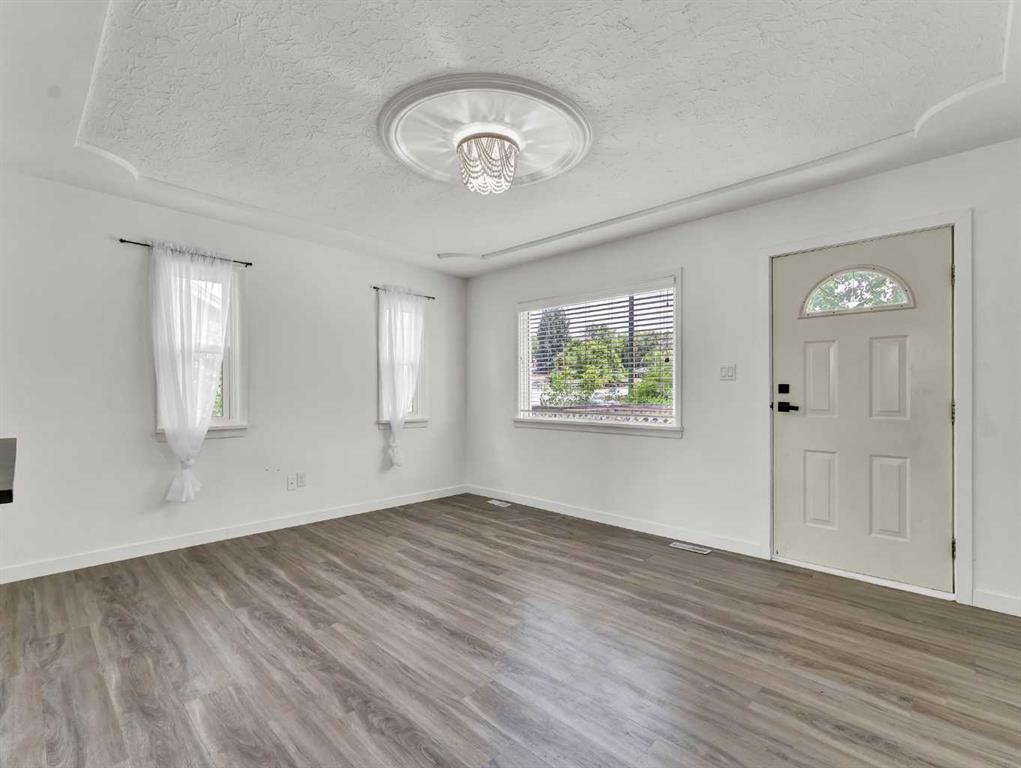 112 8 Street SW