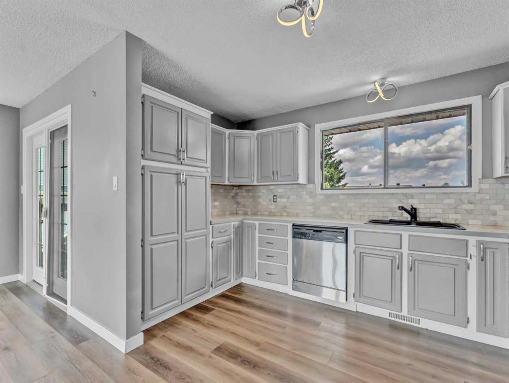 16 Iris Court SE