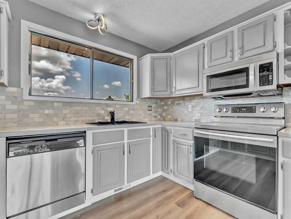 16 Iris Court SE