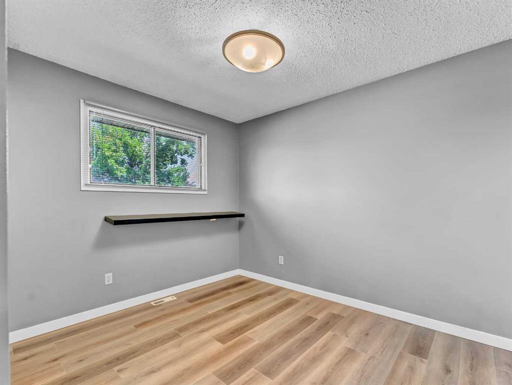 16 Iris Court SE
