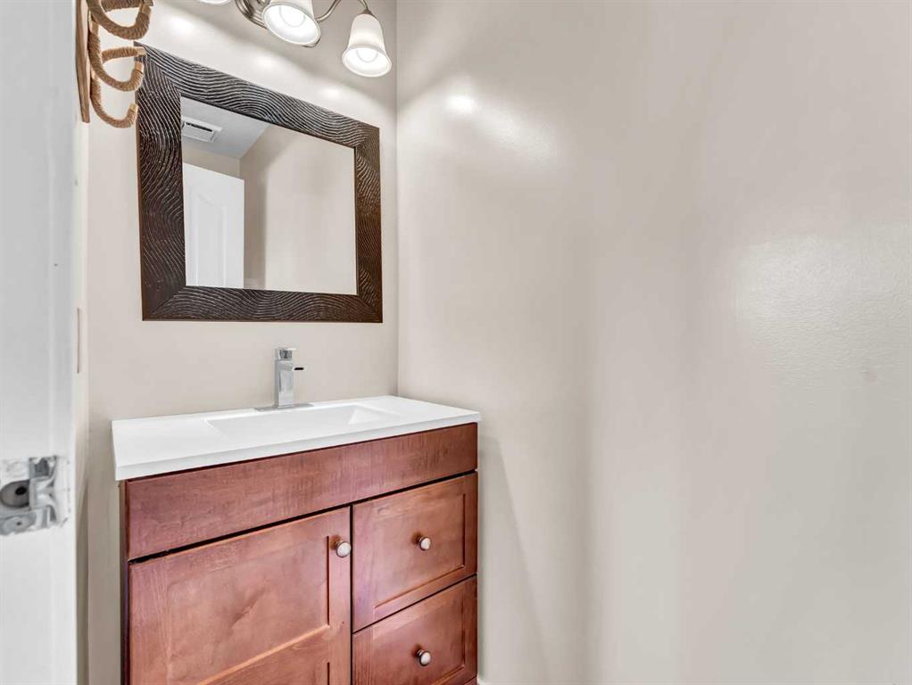 16 Iris Court SE