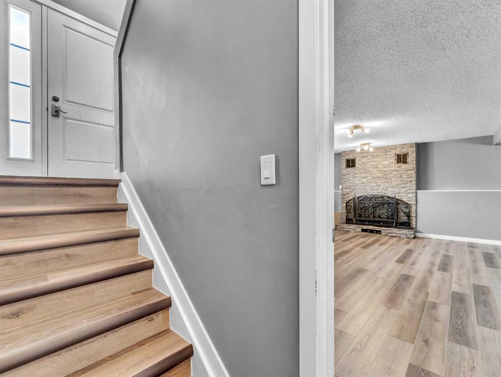 16 Iris Court SE