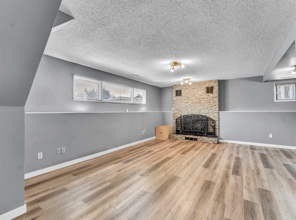 16 Iris Court SE