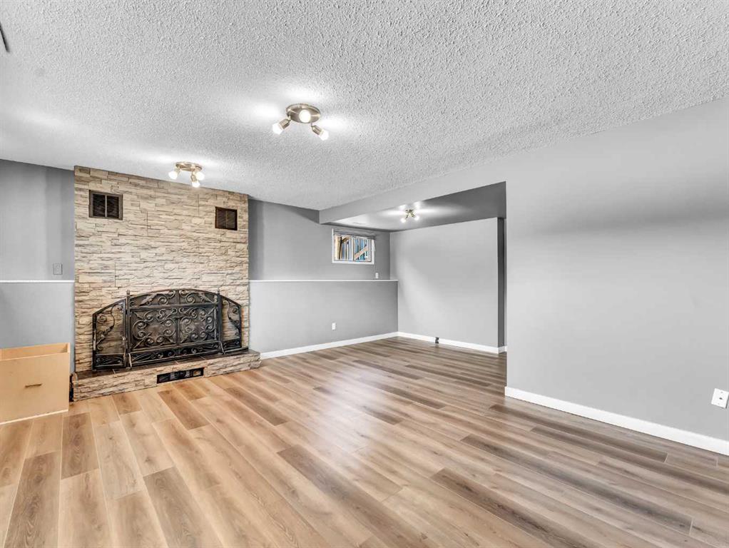 16 Iris Court SE