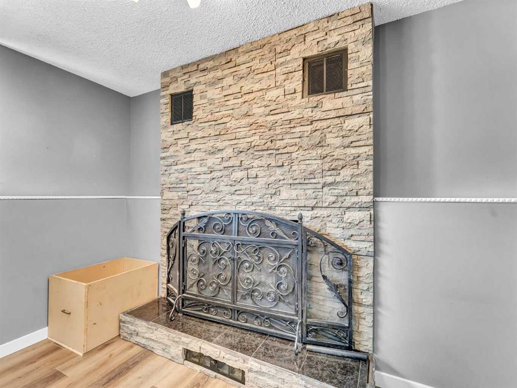 16 Iris Court SE