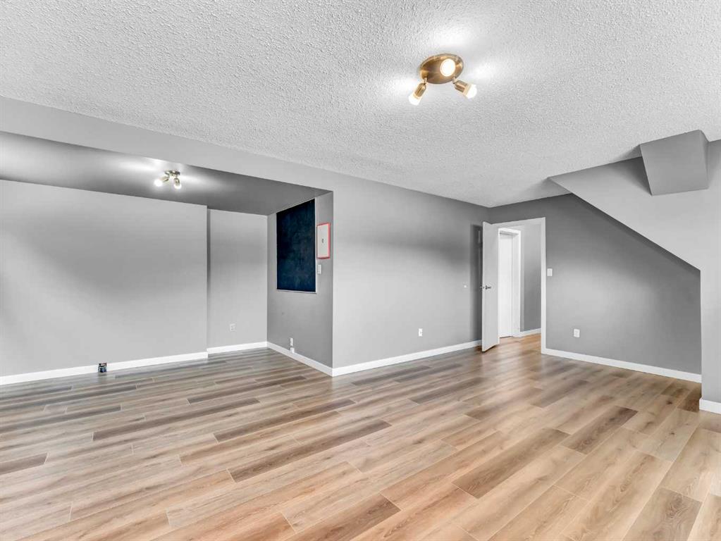16 Iris Court SE