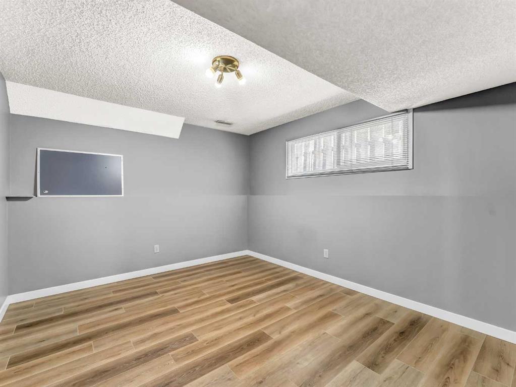 16 Iris Court SE