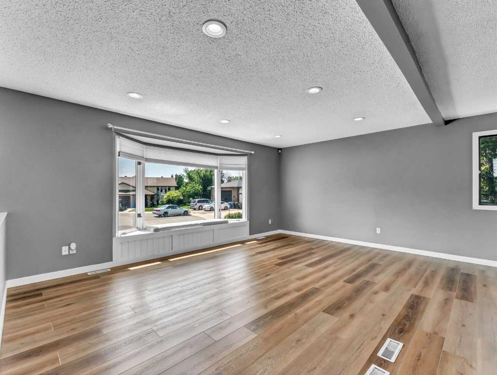 16 Iris Court SE