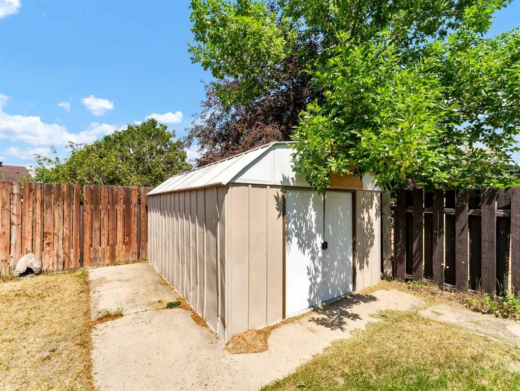 16 Iris Court SE