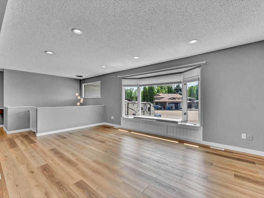16 Iris Court SE