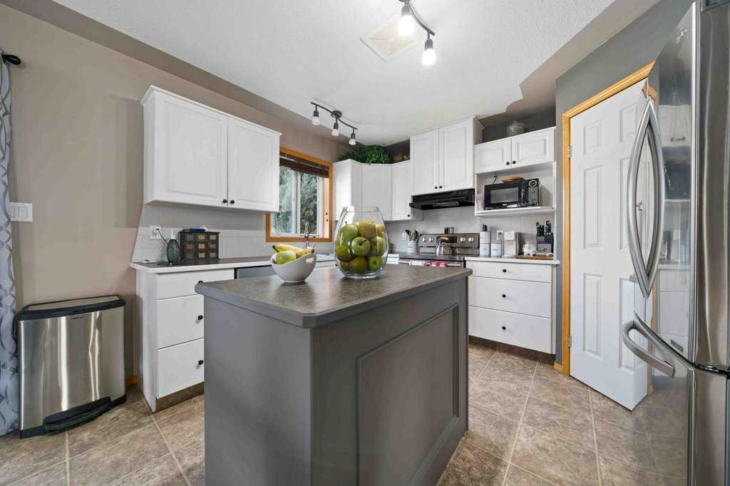 25 Stonegate Crescent SE